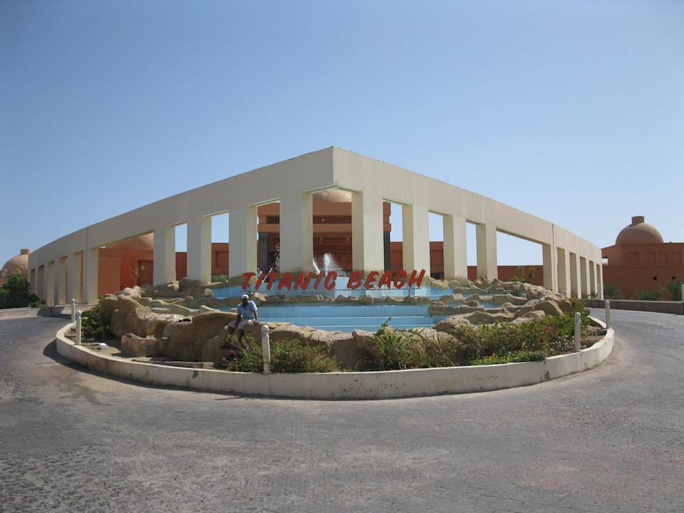 Eingang von außen Titanic Beach Spa & Aqua Park
