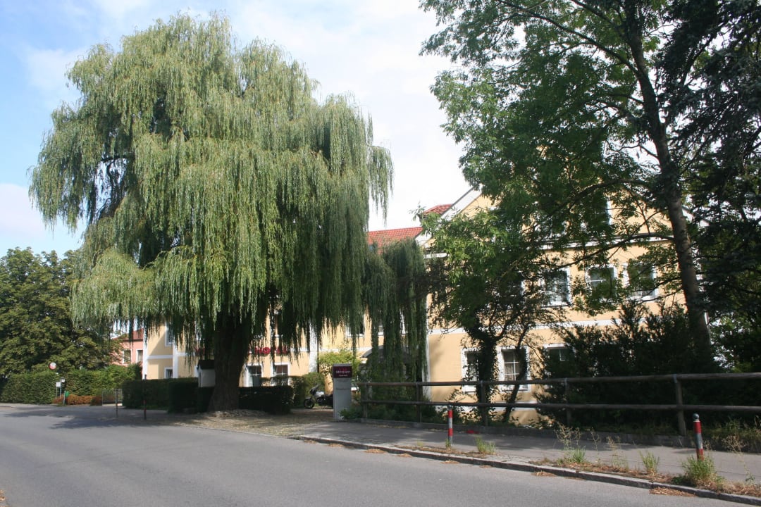 Außenansicht von der Straße AKZENT Hotel Aufkirchen