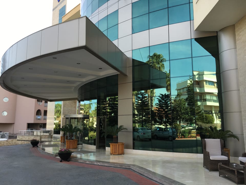 Auffahrt vom Hotel Saphir Resort & Spa