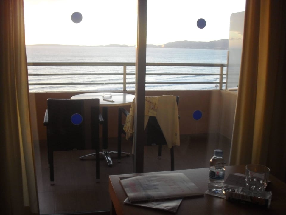 Blick vom Wohnbereich zum Balkon allsun Hotel Pil-lari Playa