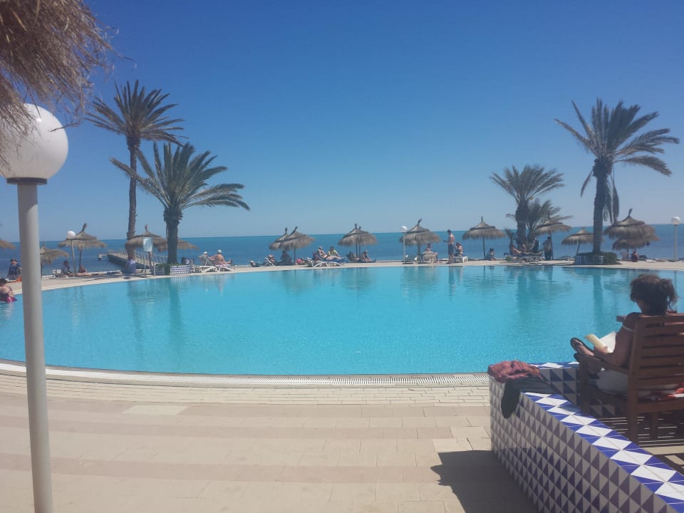 Ausblik vom Pool zum Meer Hotel El Mouradi Djerba Menzel