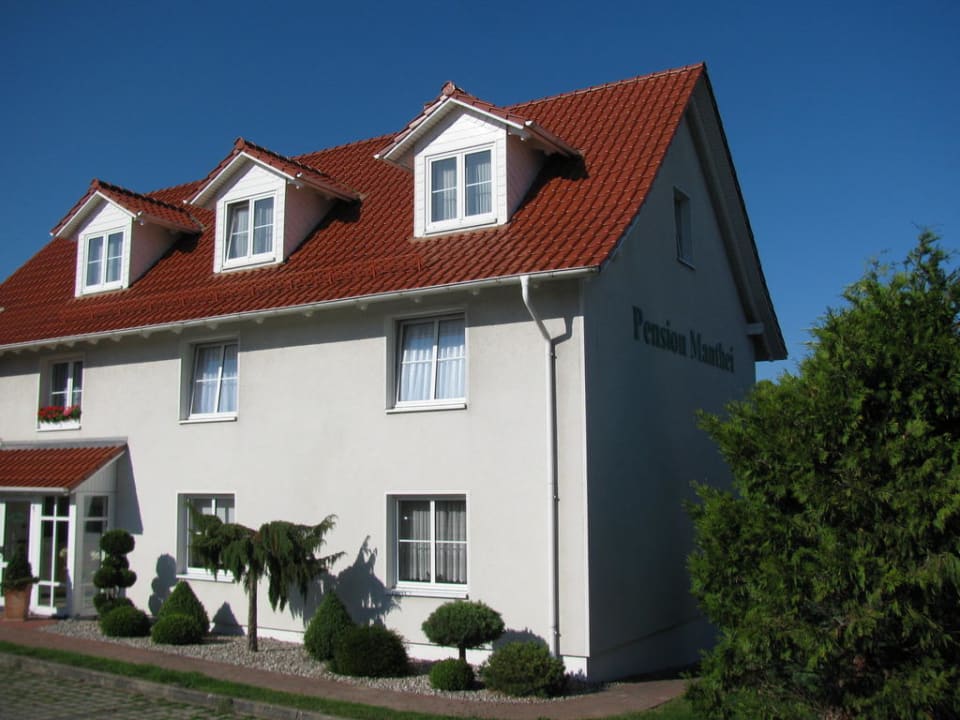 Haupthaus an der Straße Pension Manthei