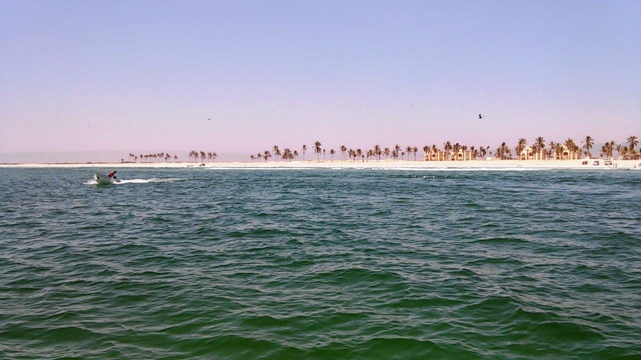 Blick vom Ozean auf den Strand Salalah Rotana Resort