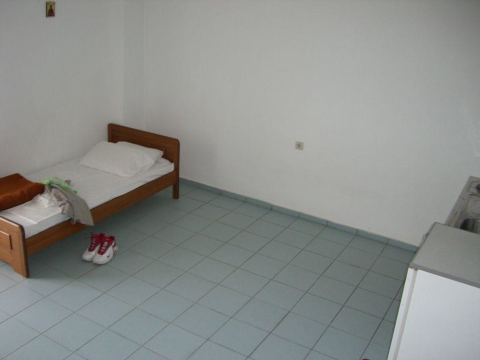 Lieblos eingerichteter Appartement Wohnraum Hotel Melissa Gold Coast