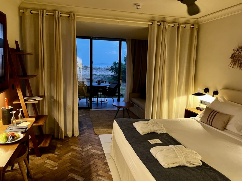 Zimmer Domes Aulūs Zante, Autograph Collection