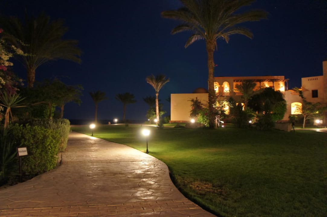 Weg bei Nacht Steigenberger Coraya Beach - Adults only