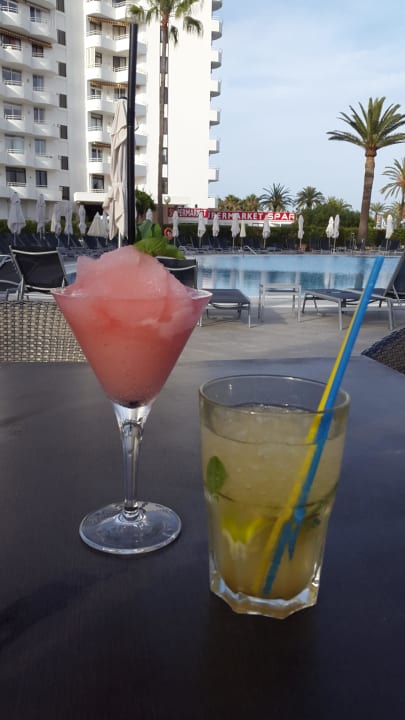 Cocktails am Pool allsun Hotel Bahia del Este