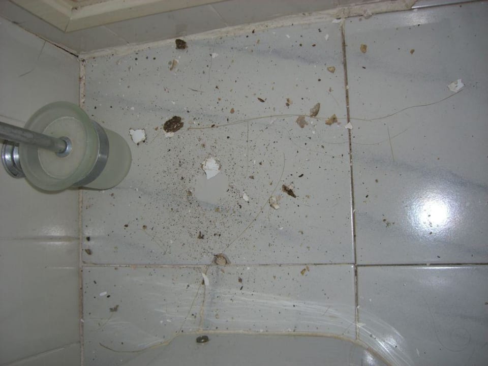 der abgeklopfte Schimmel in unserem Badezimmer Mar Hotels Paguera & Spa