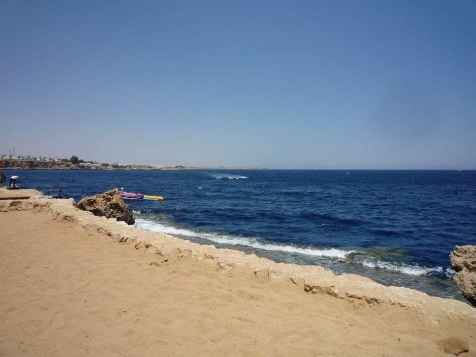 Blick nach links am Strand The Grand Hotel Sharm El Sheikh