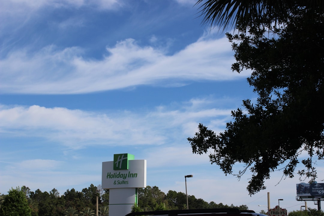 Schild Holiday Inn Hotel & Suites Across From Universal Orlando