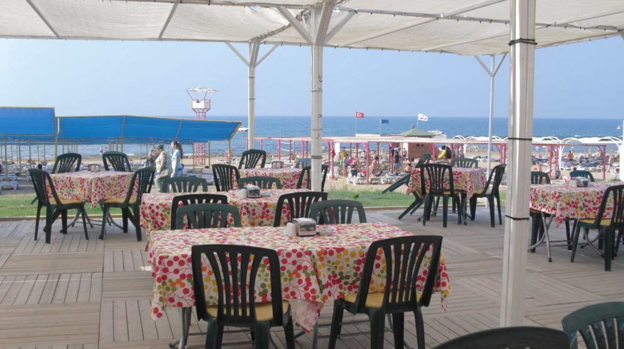 Essensbereich am Strand Hotel Orfeus Park