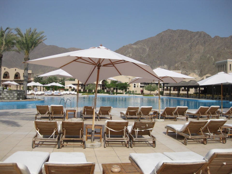 Poolanlage, Schirme und Liegen Miramar Al Aqah Beach Resort