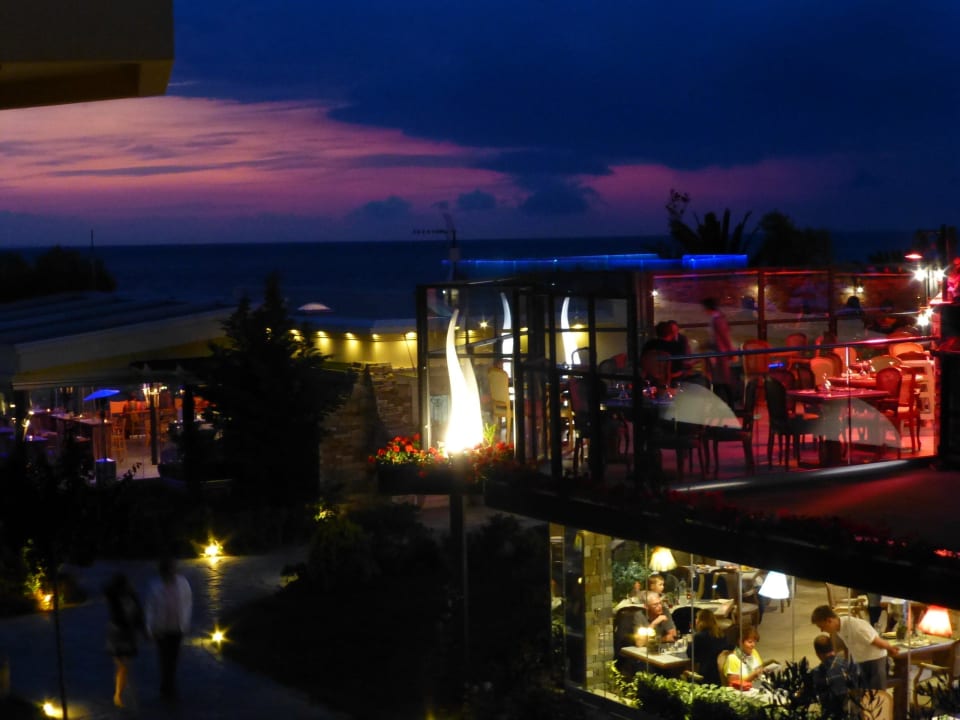 Abendstimmung mit Blick auf Meer und Restaurant Anthemus Sea Beach Hotel & Spa
