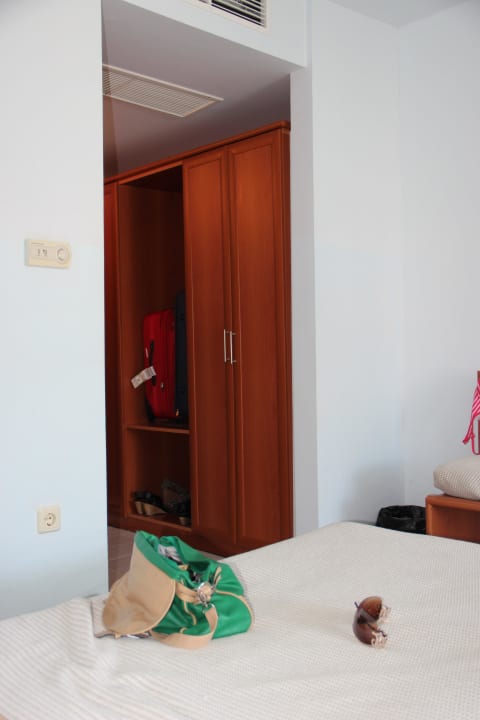 Kleiderschrank vom Bett aus in Z405 B AluaSun Helios Beach