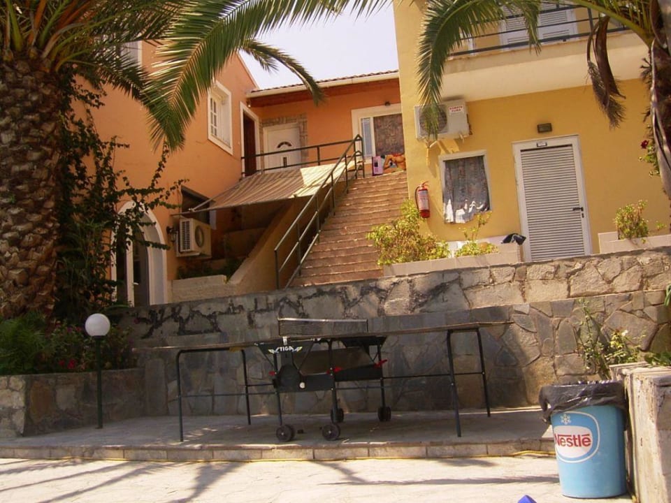 Tischtennisplatte & Innenhof (Pool ist links) Paradise Hotel Corfu