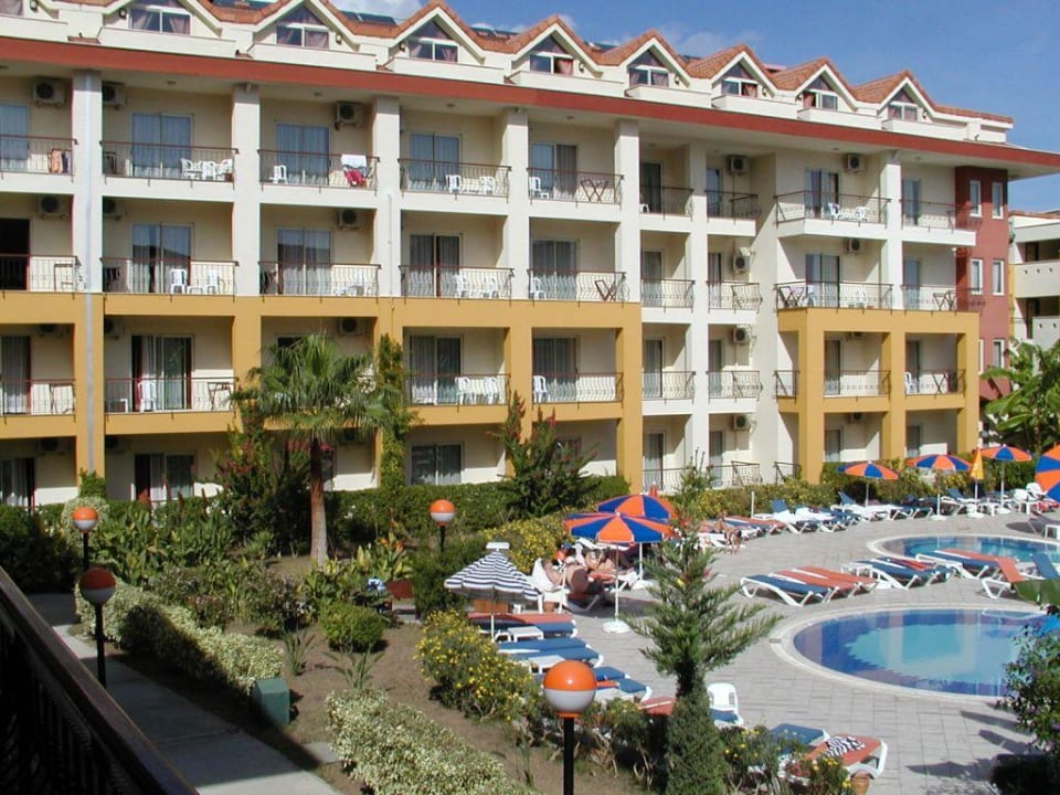 Blick auf den ruhe Pool Crystal Aura Aqua Collection