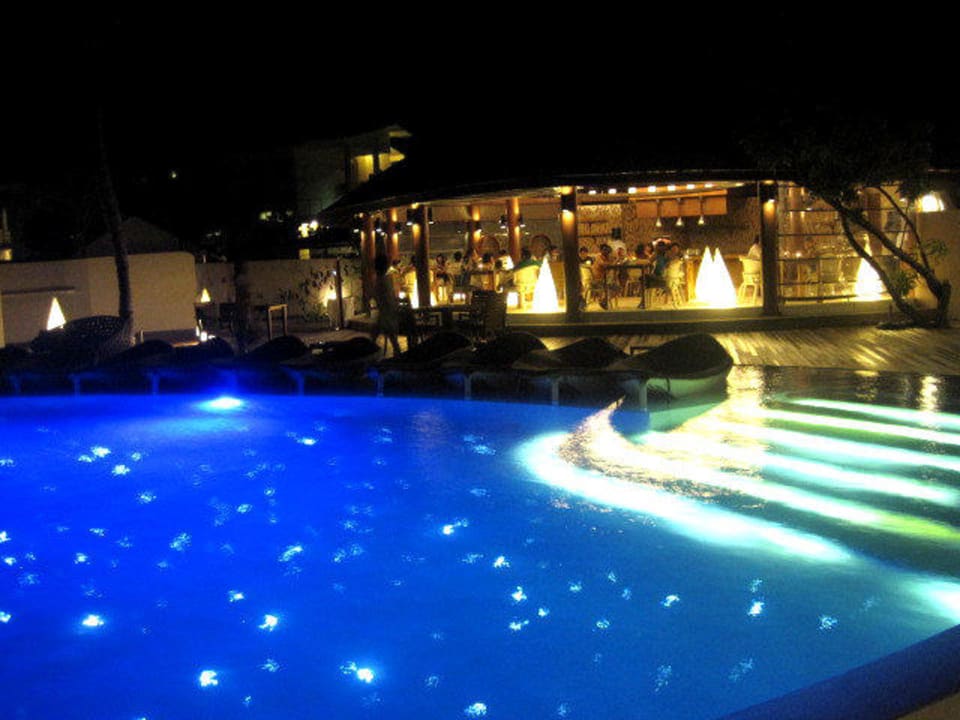 Der Pool am Abend Centara Ras Fushi Resort & Spa Maldives