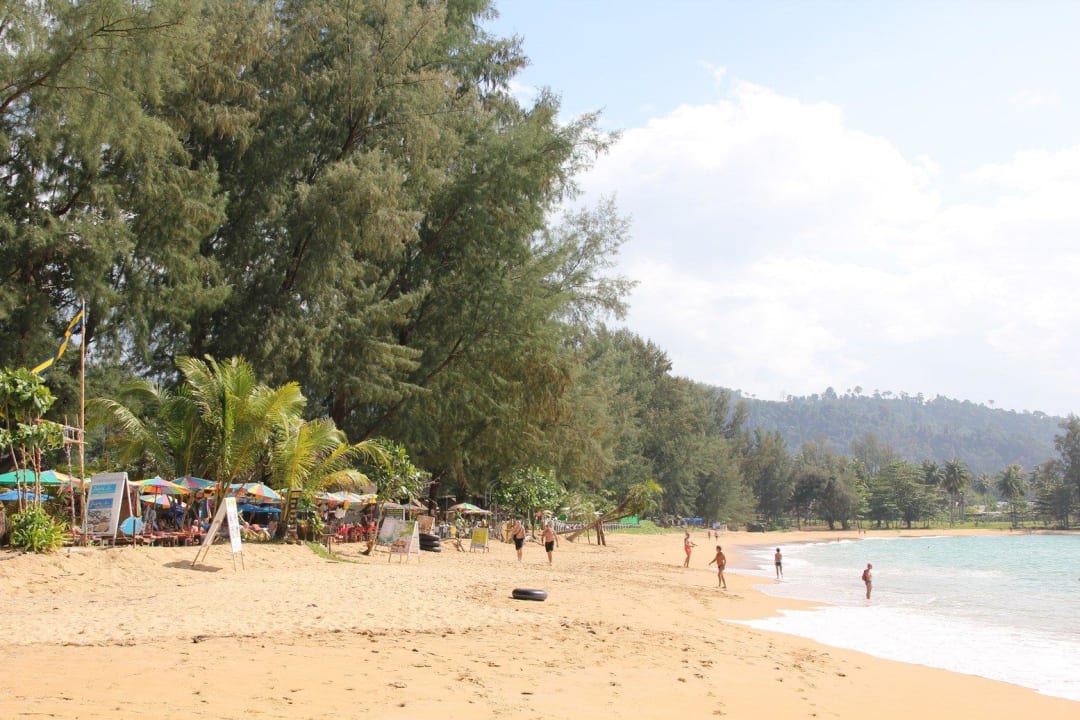 Strandrestaurants in der Bucht direkt nebenan The Sands Khao Lak by Katathani