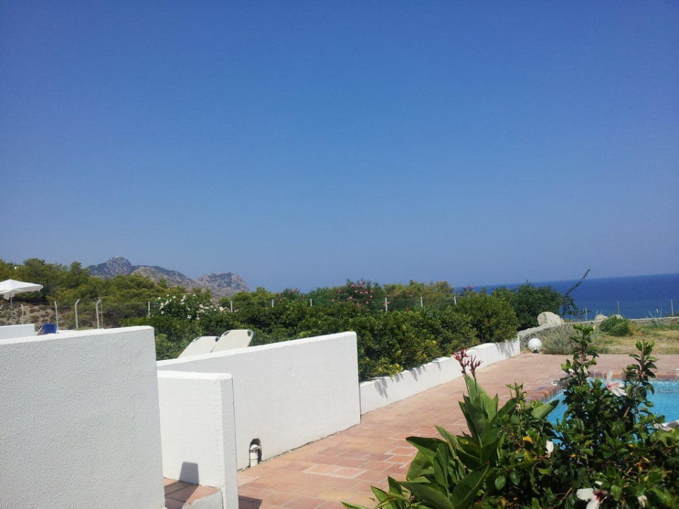 Pool mit sehr niedriger Mauer alltoura Club Hotel Porto Angeli Beach Resort