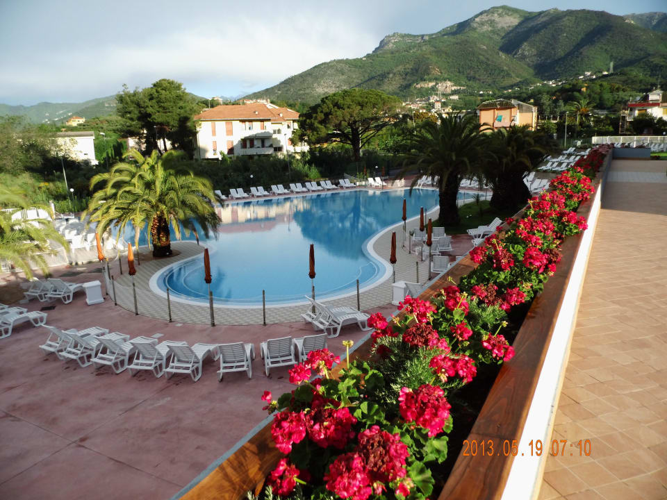 Blick zum Land und Meer Ai Pozzi Village Hotel & Resort