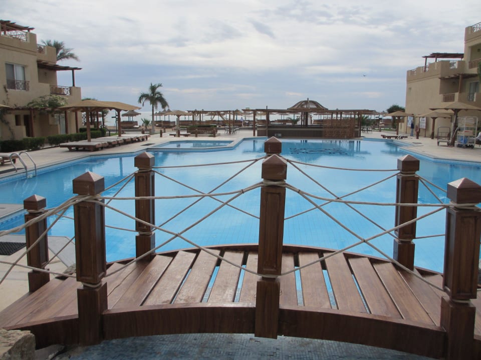 Мостик рядом с большим бассейном Imperial Shams Abu Soma