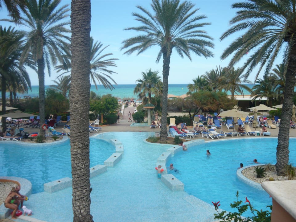 Von der Terrasse Blick über Pool bis zum Meer      El Ksar Resort & Thalasso