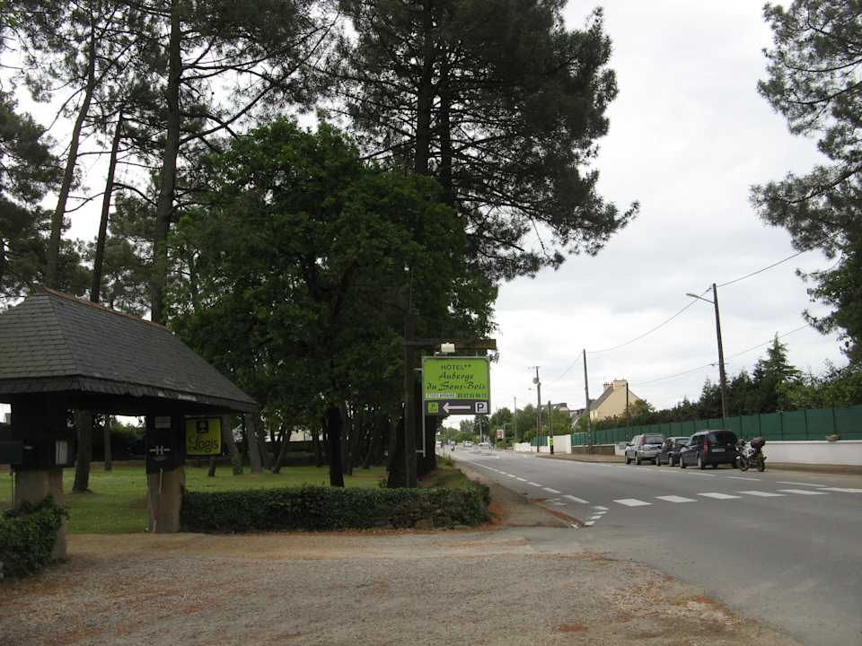 Hoteleinfahrt Hotel Auberge Du Sous-Bois