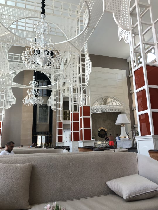 Lobby Well Palace Side