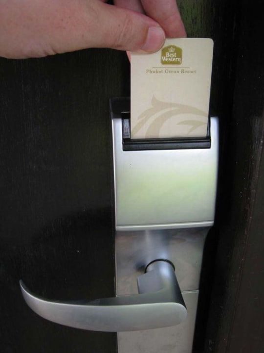 Sinnvolle Neuerung an der Zimmertür Best Western Phuket Ocean Resort