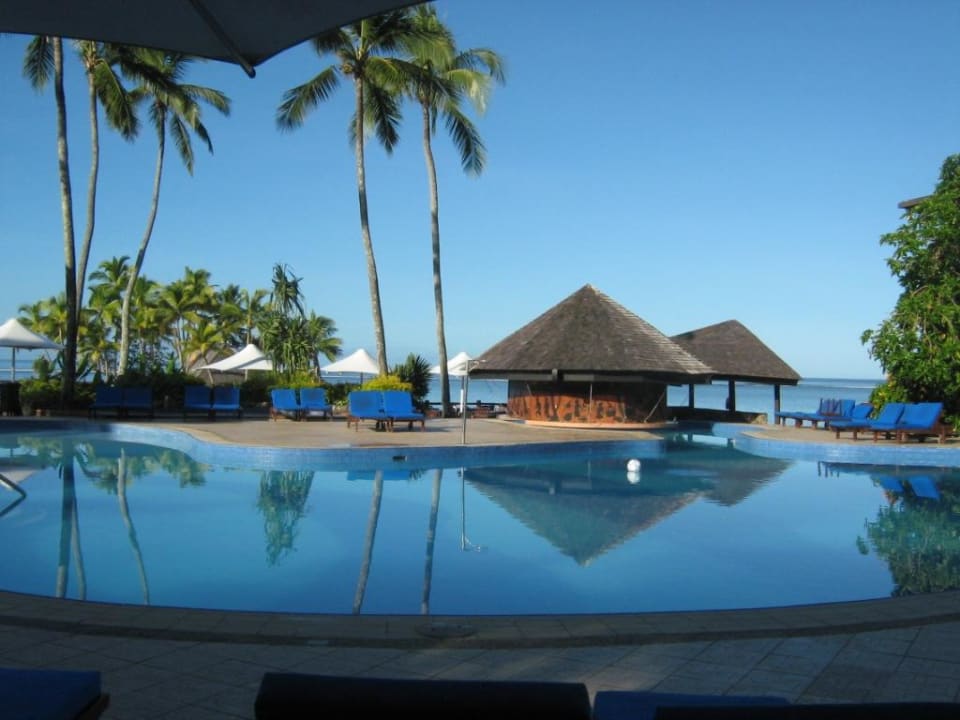 На территории отеля. Warwick Fiji Hotel