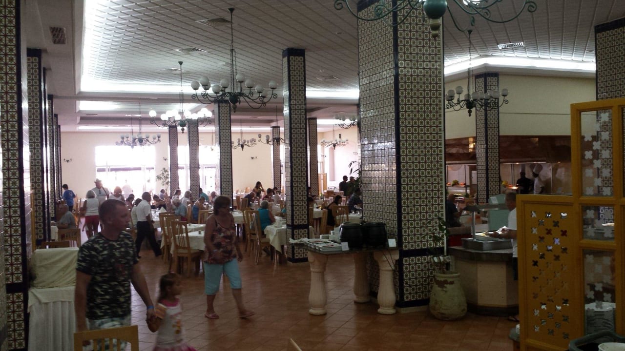 Bahnhofshalle Feeling mit Warteschlangen am Büffet Nour Palace Resort & Thalasso