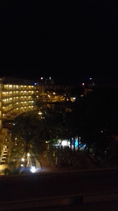 Blick von der Dachterrasse auf den Poolbereich Hotel Cosmopolitan