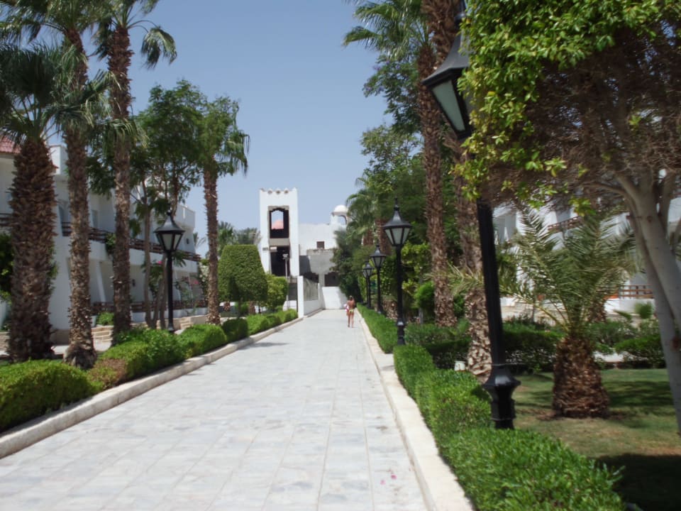 Weg auf dem Hotelgelände The Grand Hotel Hurghada