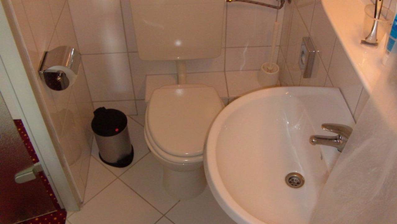 Toilette fast unter dem Waschbecken PLAZA INN Hamburg Moorfleet