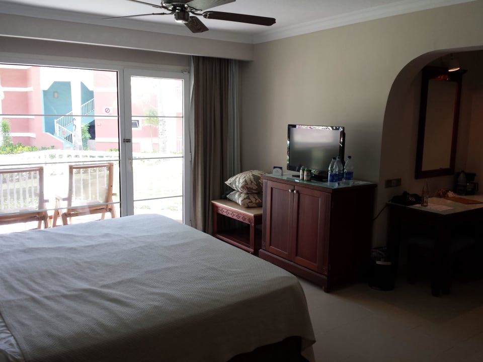 Junior Suite - Bett und TV Grand Palladium Select Bávaro Resort & Spa