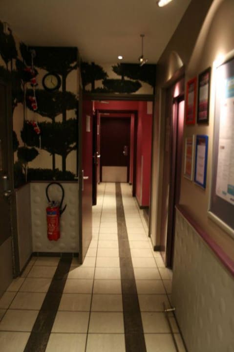 Weg zum Aufzug Hotel Magenta 38