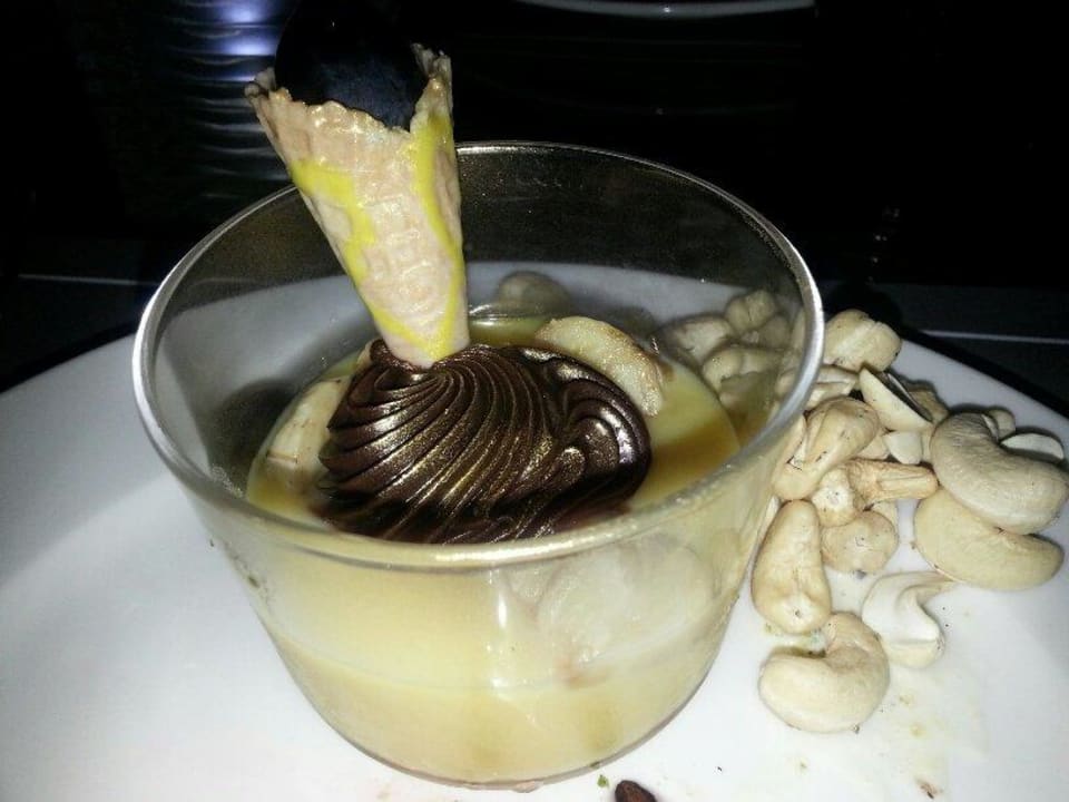 Ein vergoldetes Dessert vom Buffet Rixos Bab Al Bahr