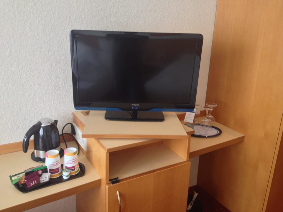 TV mit kleiner "Kaffee Ecke" Mercure Hotel Saarbrücken City