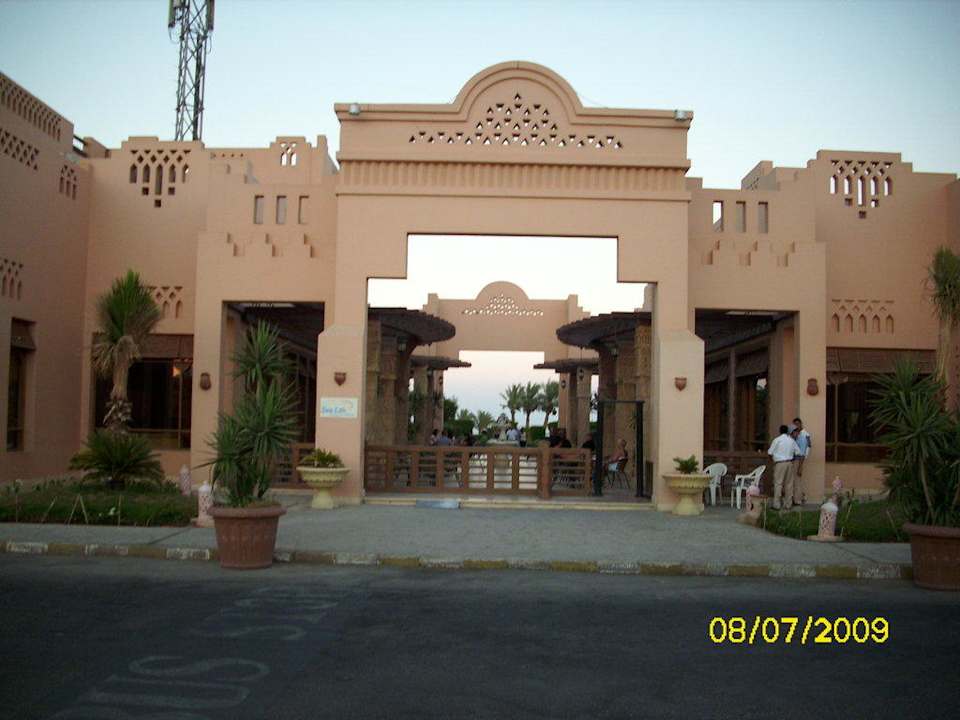Der Hoteleingang Charmillion Sea Life Resort