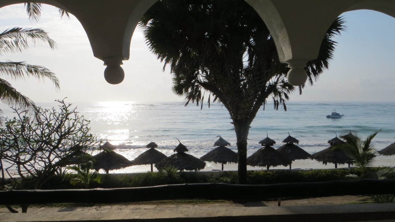 Der Ausblick vom Zimmer aus das Meer abends Hotel Southern Palms Beach Resort