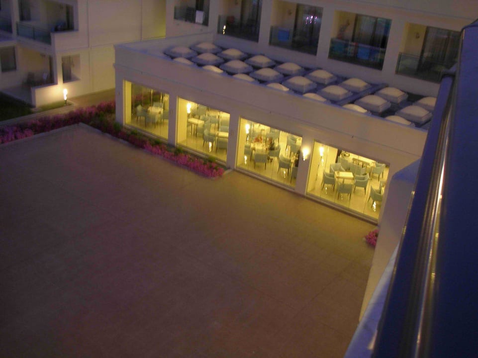 Restaurant von außen bei Nacht Apollo Blue