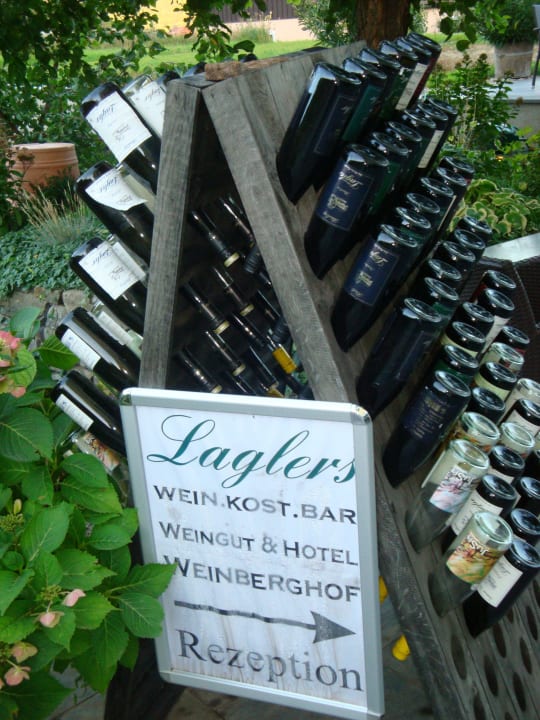 Beim Eingang zum Verkostungsraum Hotel Garni Weinberghof & Weingut Lagler