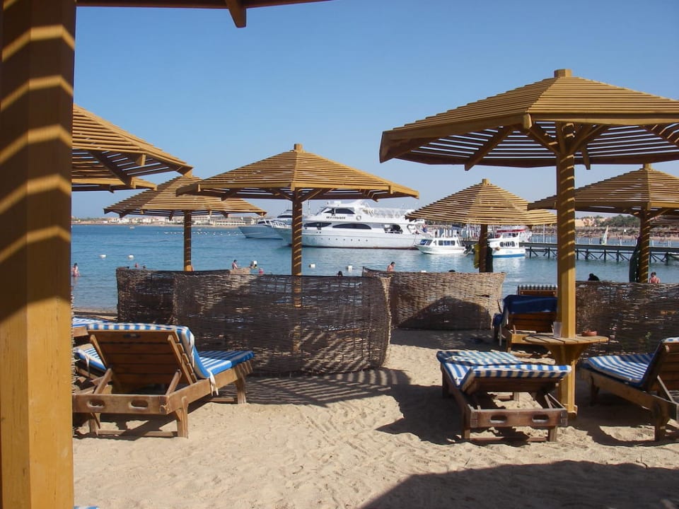 Liegen am Strand SUNRISE Royal Makadi Resort