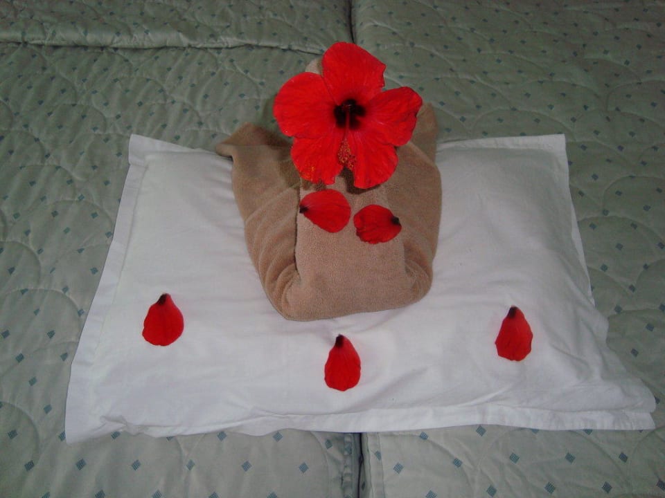 Nette Dekoration auf dem Bett Hotel El Mouradi Djerba Menzel