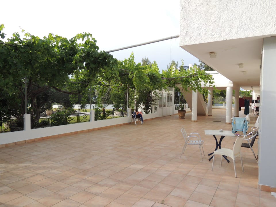 Große Terrasse vor den Zimmern Hotel Helena Christina