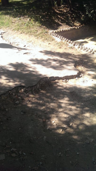 Weg zum Hotelstrand ! Verletzungsgefahr  Park Hotel Golden Beach