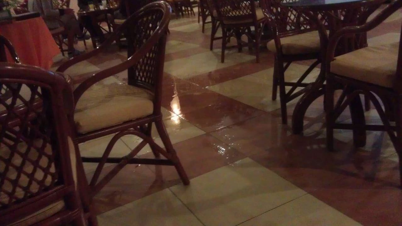 Regen in der Lobby HARPIN Georgioupolis Resort Aquapark & SPA