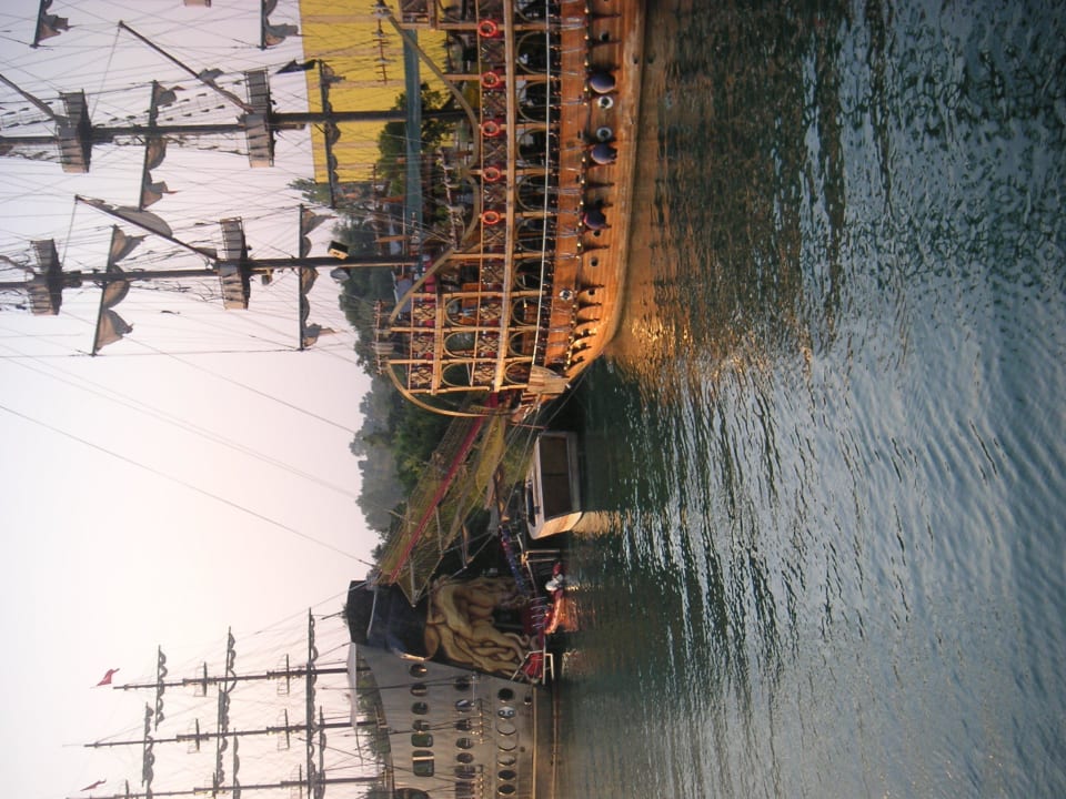 Vorbei an den Piratenschiffen Dream World Resort & Spa