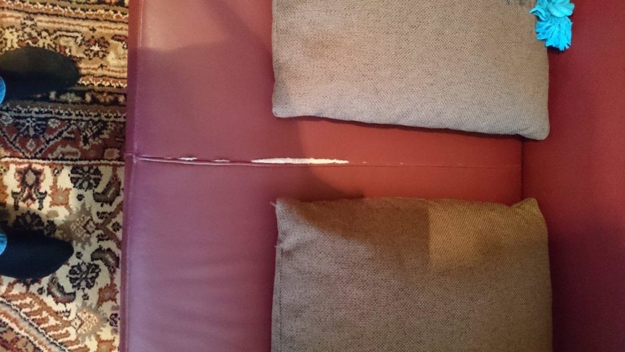 Ledercouch ..in die Jahre gekommen, Polster eklig Hotel Rothensteiner