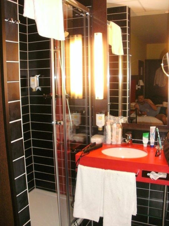 Das Bad, links die Dusche Best Western Plus Amedia Art Salzburg